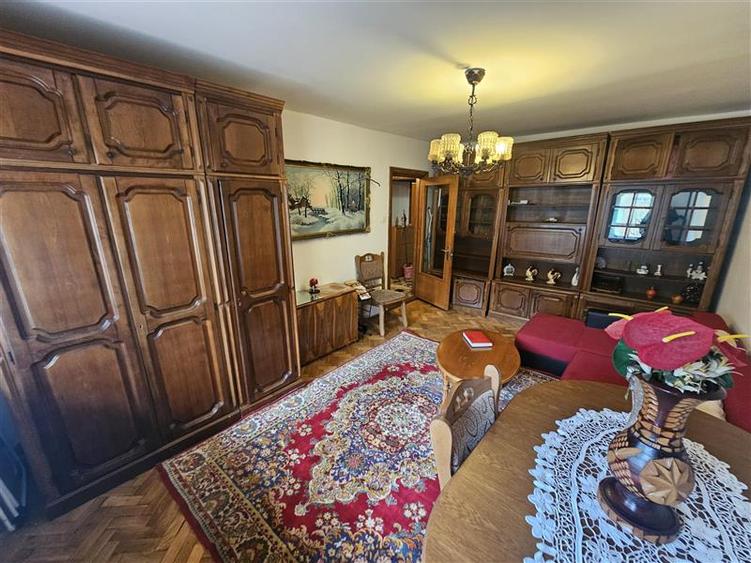 Apartament cu 3 camere decomandat, mobilat în Micro IV