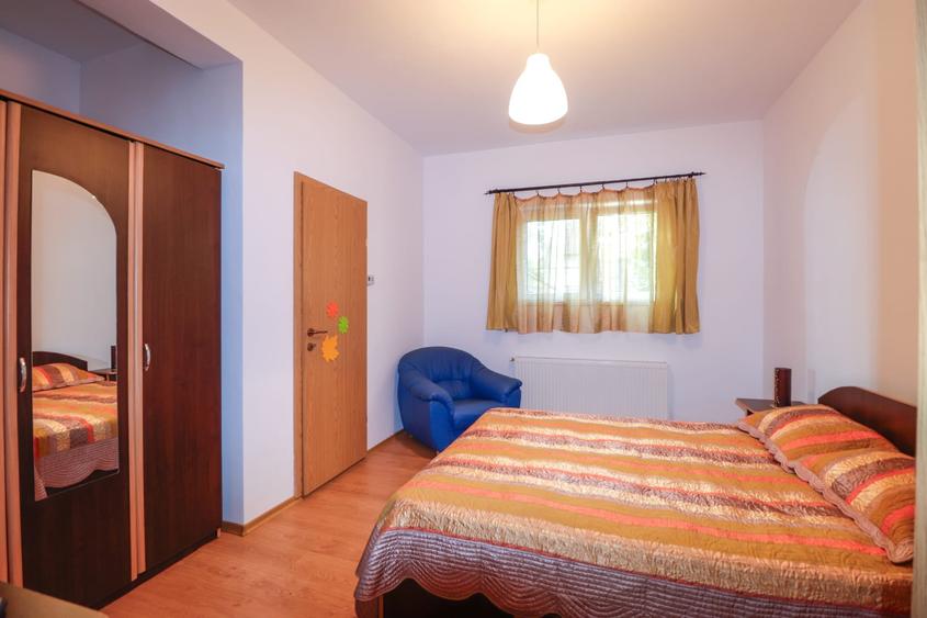 Casă individuală cu 8 camere cu Canalizare în Piatra Arsă