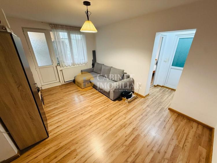 Apartament cu 3 camere semidecomandat, mobilat în Podu Roș