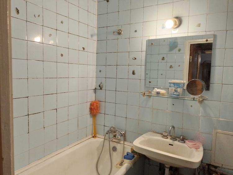 Apartament cu 3 camere semidecomandat în Rahova