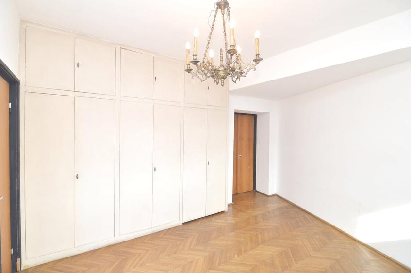 Apartament cu 4 camere semidecomandat în Cișmigiu