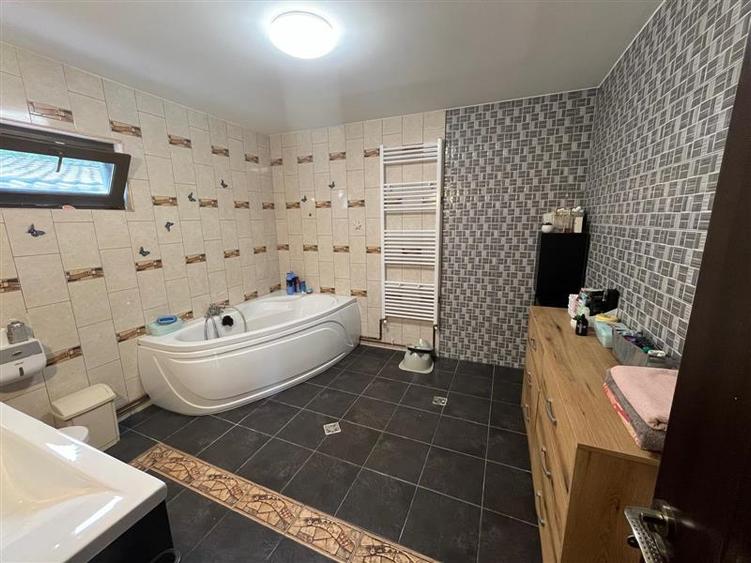 Casă individuală cu 5 camere cu Teren 273 Mp în Periferie