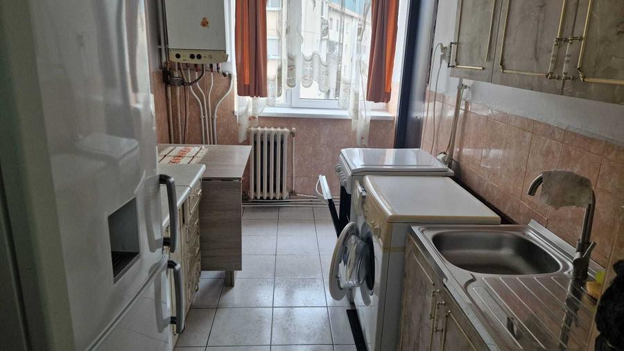 Persoana fizica inchiriez apartament 2 Camere decomandate, Cetate, str. Bradisor, et. 3 - 2