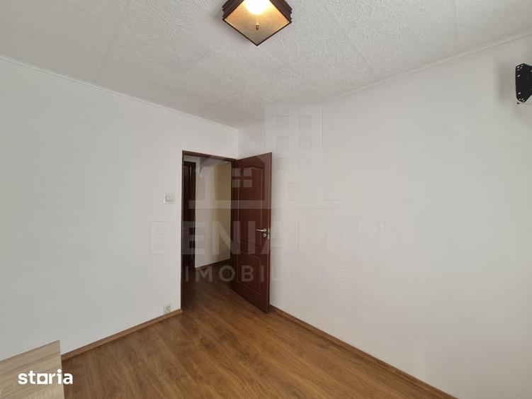 Apartament cu 3 camere semidecomandat în Craiovița Nouă