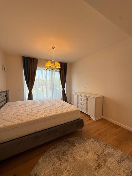 Apartament cu 4 camere decomandat, mobilat în Băneasa