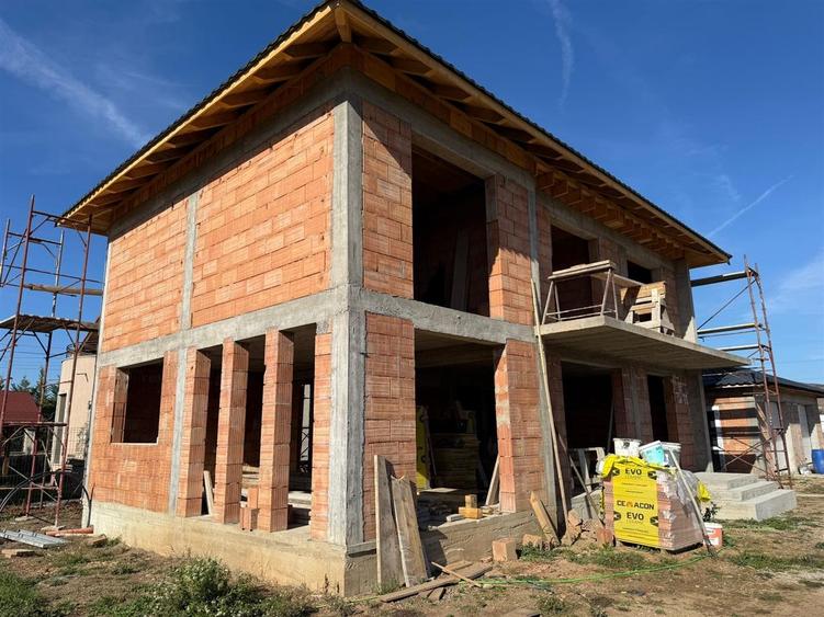 Casă individuală cu 4 camere cu Teren 500 Mp în Luna de Sus
