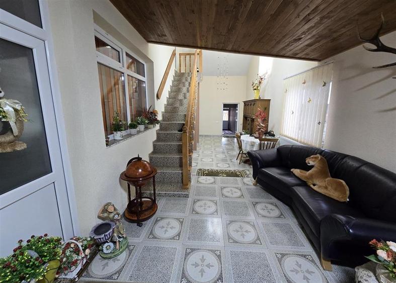 Casă individuală cu 11 camere cu Teren 5000 Mp în Central