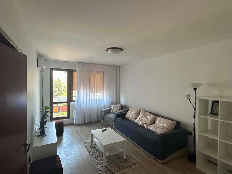 Apartament cu 3 camere semidecomandat în Titan