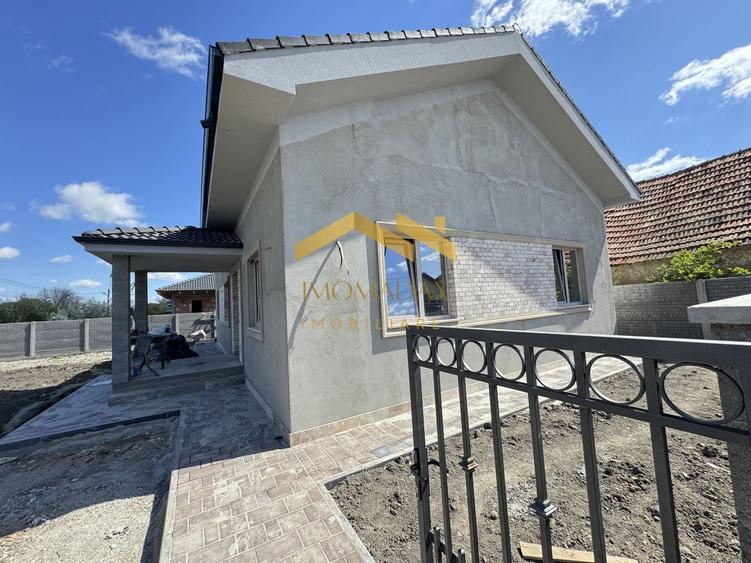 Casă individuală cu 4 camere cu Canalizare în Utvin