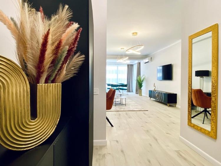 Apartament cu 2 camere semidecomandat, mobilat în Central