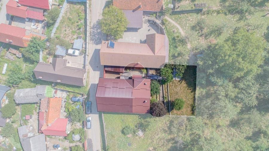 Casă individuală cu 7 camere cu Teren 533 Mp în Purcăreni
