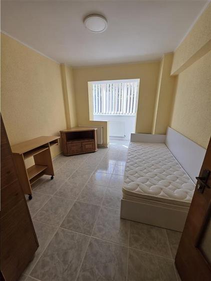 Apartament cu 4 camere semidecomandat în Răcădău