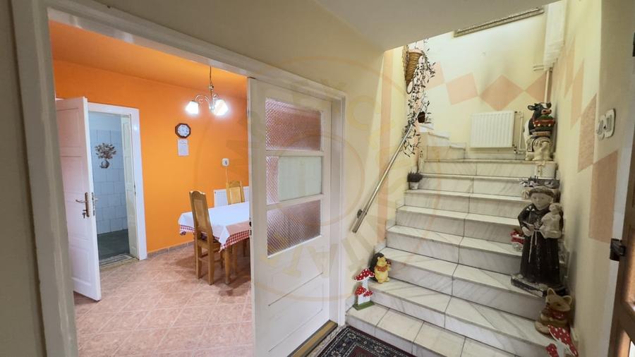 Casă individuală cu 7 camere cu Canalizare în Central