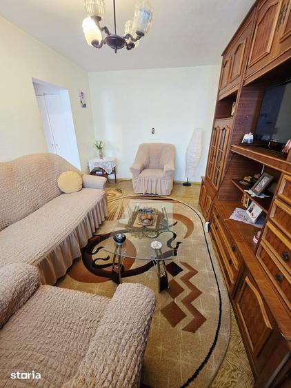 Apartament cu 3 camere semidecomandat, mobilat în Central