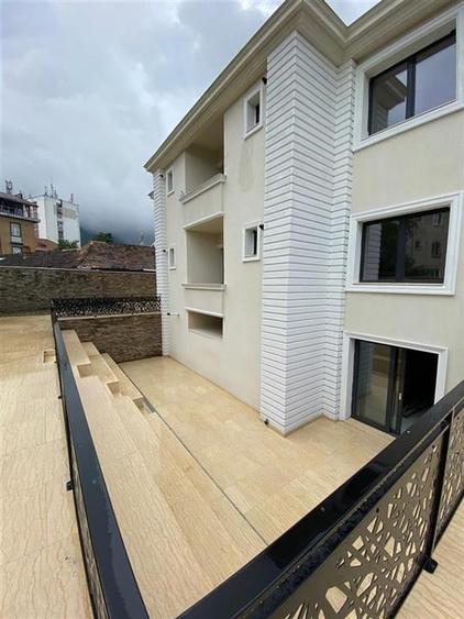 Casă individuală cu 11 camere cu Canalizare în Centrul Civic