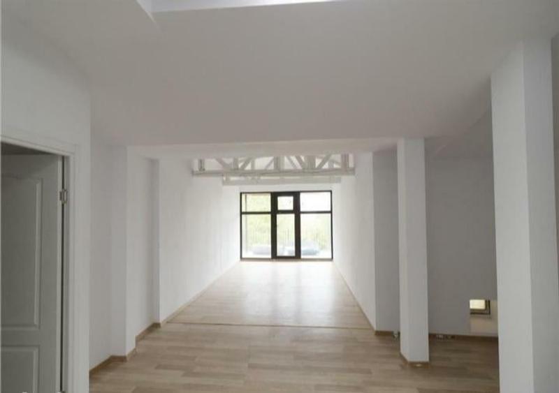Casă individuală cu 10 camere cu Teren 450 Mp în Central