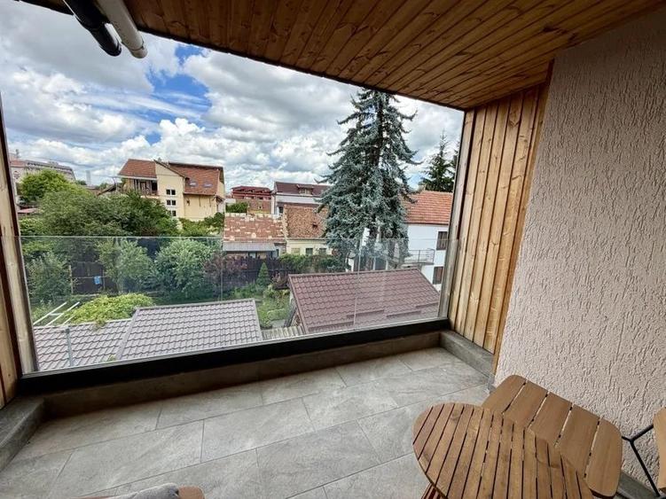 Apartament cu 3 camere decomandat în Exterior Vest
