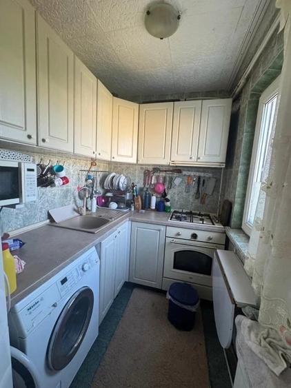 Apartament cu 4 camere semidecomandat în Craiovița Nouă