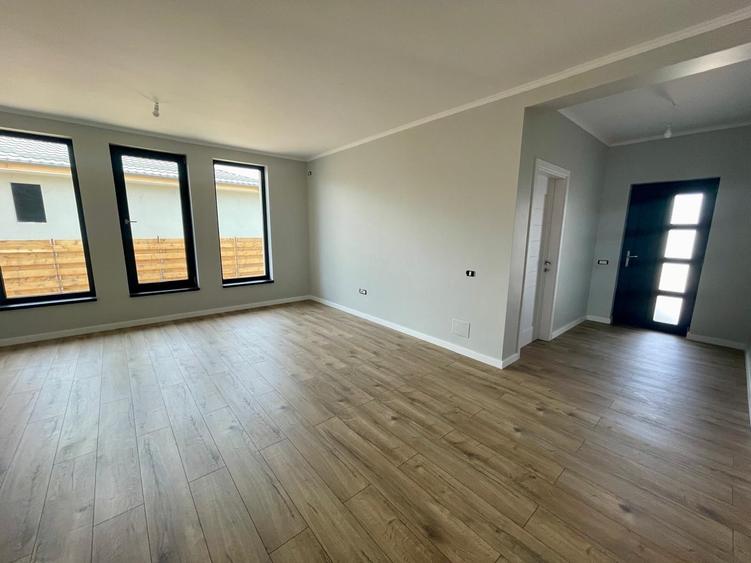 Casă individuală cu 4 camere cu Teren 460 Mp în Crevedia
