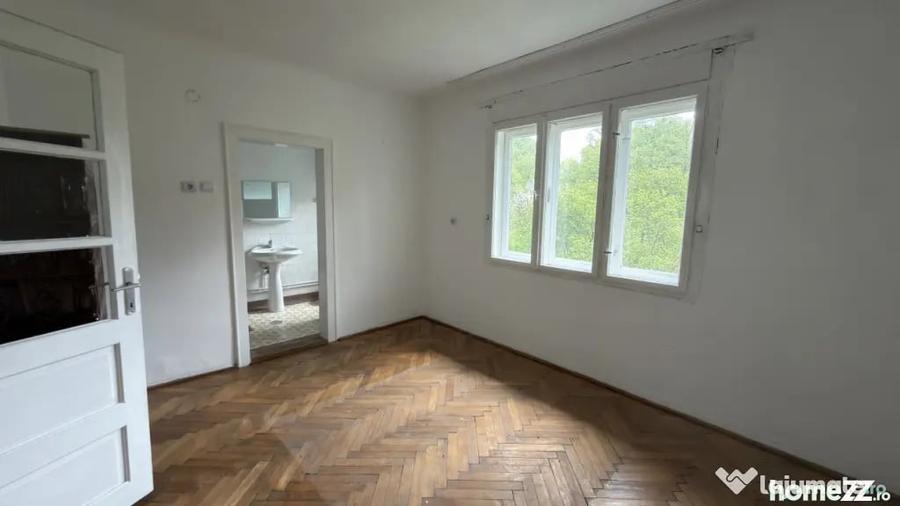 Casă cu 3 camere cu Teren 2200 Mp în Central