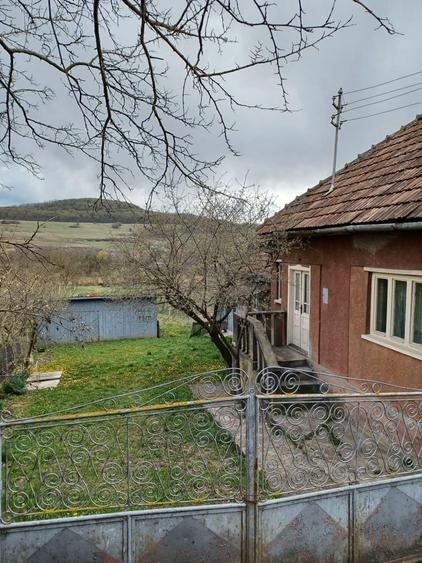 Casă cu 4 camere în Almașu