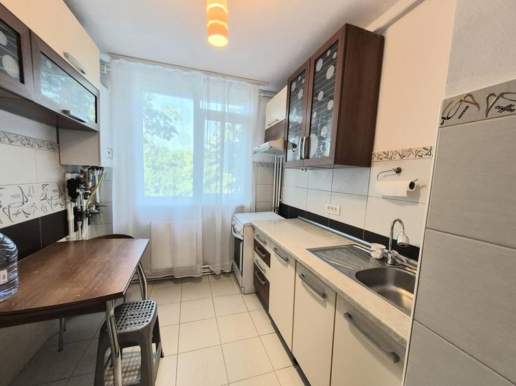 Apartament cu 3 camere semidecomandat în Țiglina 1