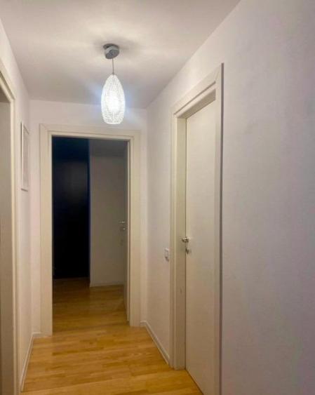 Apartament cu 3 camere semidecomandat, mobilat în Băneasa