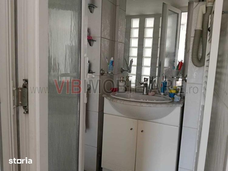 Apartament cu 4 camere semidecomandat, mobilat în Lipovei