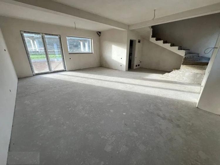 Casă individuală cu 4 camere cu Canalizare în Luna de Sus