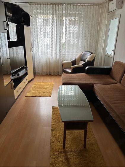 Apartament cu 4 camere semidecomandat în Crângași