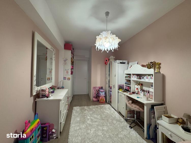 Apartament cu 3 camere semidecomandat în Sisești