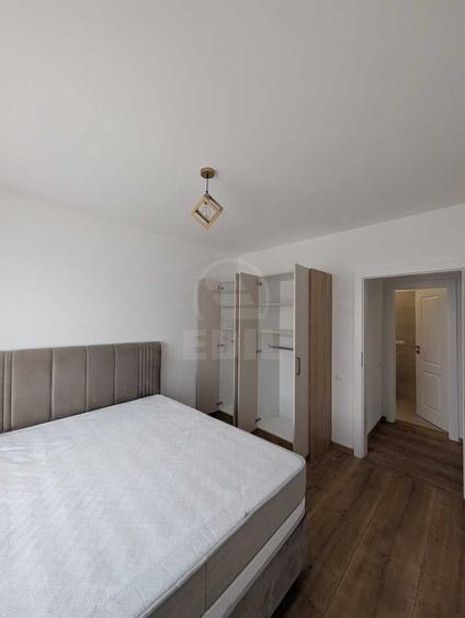 Apartament cu 3 camere semidecomandat în Florești