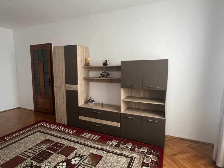 Apartament cu 3 camere decomandat în Complex Studențesc
