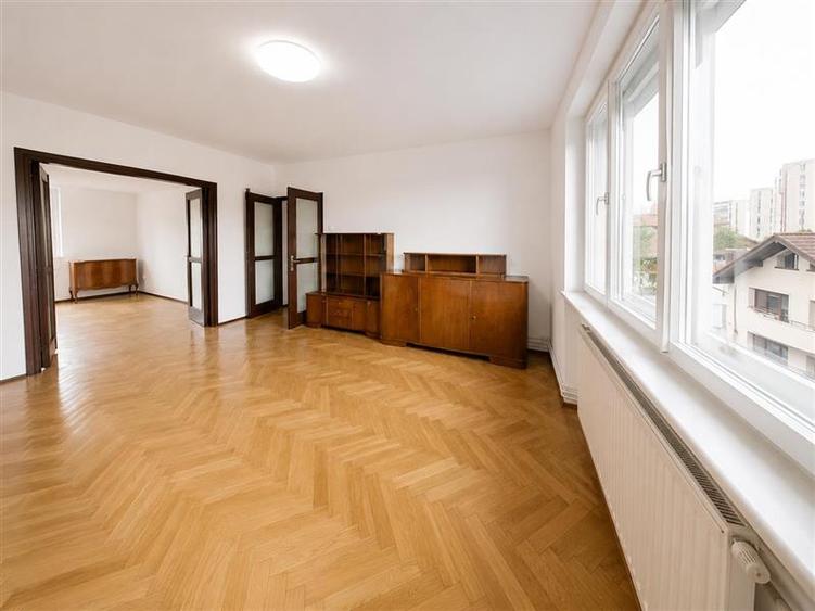 Apartament cu 4 camere decomandat în Central