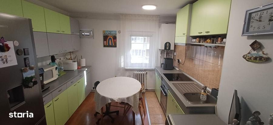 Apartament cu 3 camere semidecomandat în Central