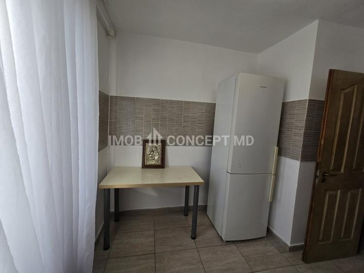 Apartament cu 3 camere semidecomandat, mobilat în Nord