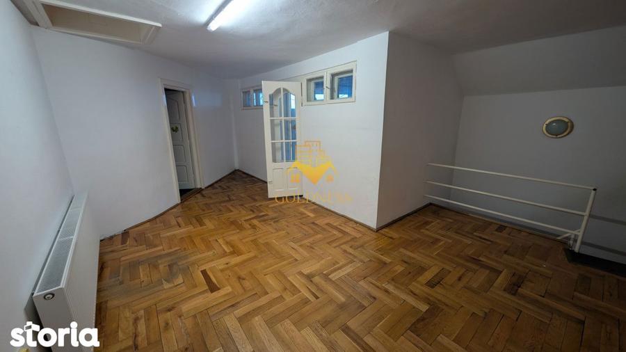 Casă cu 9 camere cu Teren 2000 Mp în Andrei Mureșanu