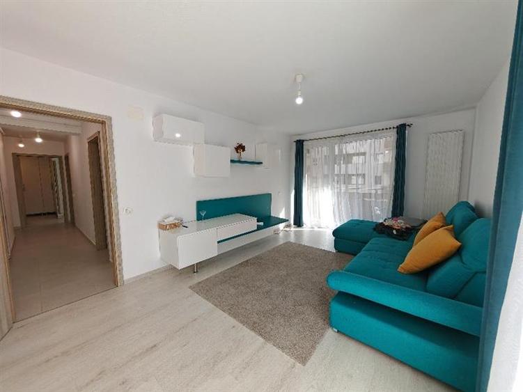 Apartament cu 3 camere decomandat, mobilat în Tractorul