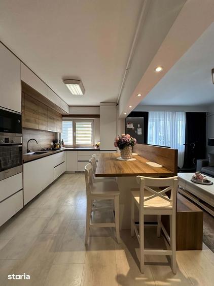 Apartament cu 4 camere decomandat în Micro 16