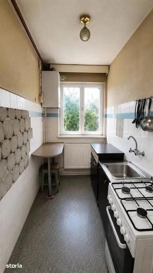 Apartament cu 3 camere semidecomandat în Km 4