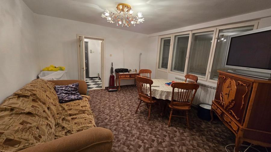 Apartament cu 3 camere semidecomandat în Sud-Vest