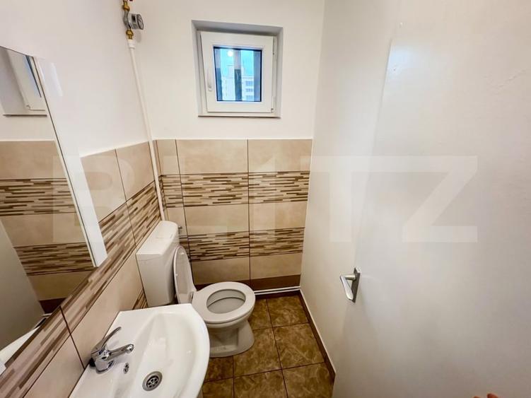 Apartament cu 4 camere semidecomandat, mobilat în Piața Centrală