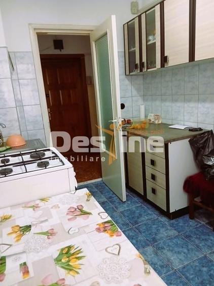 Apartament cu 3 camere decomandat, mobilat în Central