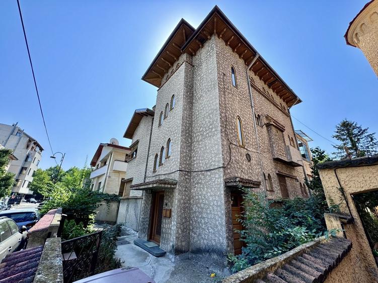 Casă individuală cu 7 camere cu Canalizare în Primăverii