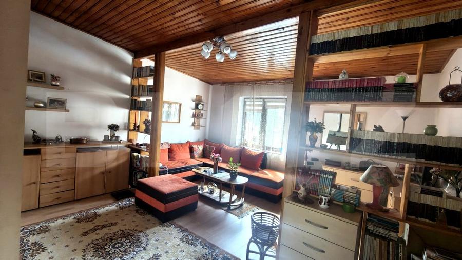 Casă individuală cu 8 camere cu Canalizare în Ultracentral