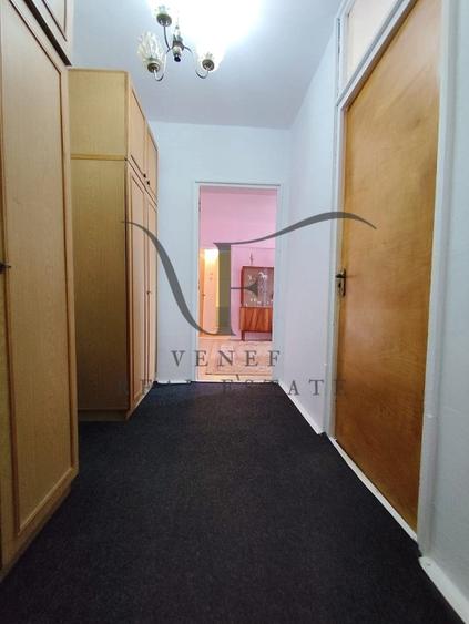 Apartament cu 3 camere semidecomandat în Tei