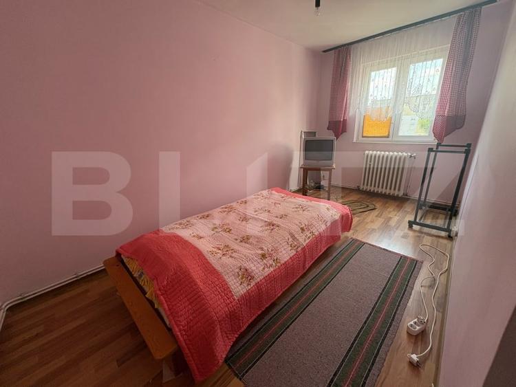 Apartament cu 3 camere semidecomandat, mobilat în Hunedoara