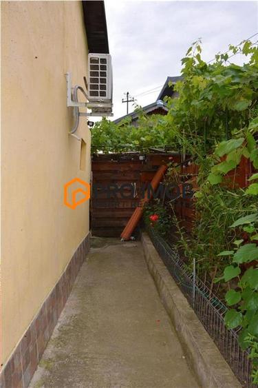 Casă individuală cu 9 camere cu Canalizare în 1 Decembrie