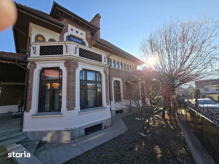 Casă cu 8 camere cu Teren 835 Mp în Central