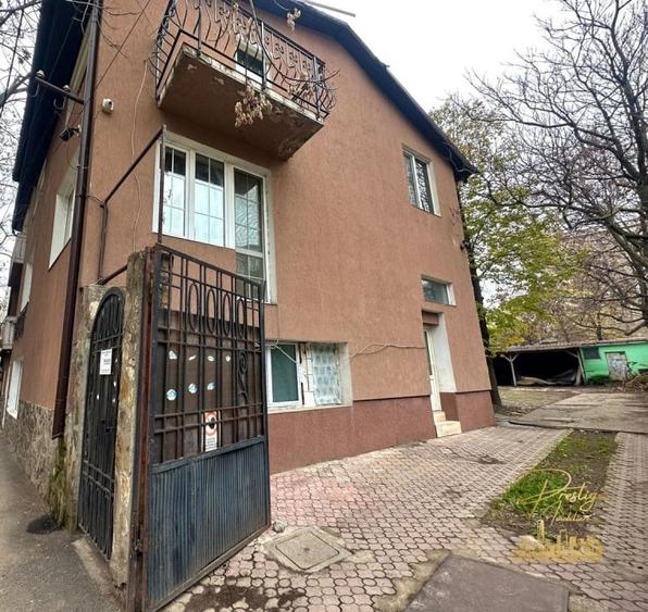 Casă individuală cu 8 camere cu Canalizare în Orașul Nou